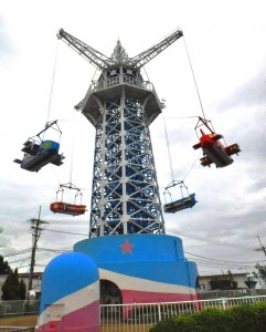 創業当時から生駒山上遊園地の「シンボル」として親しまれている「飛行塔」