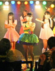 ファンの前で歌と踊りを披露するルシャナのメンバー