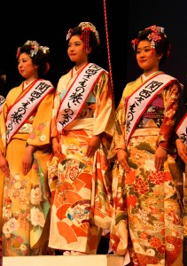 「装いの女王」に選ばれた金井明日香さん(中央)