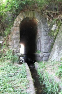 鹿川隧道は今も水路として使われている