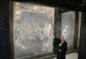 報道陣に公開された金堂壁画と焦げた柱