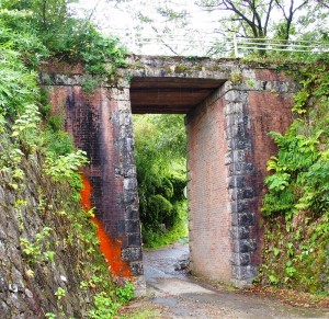 レンガと御影石で造られた大仏鉄道の橋台「赤橋」=京都府木津川市