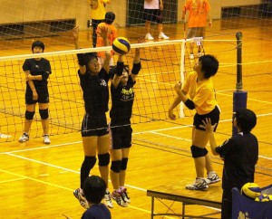 ブロックの練習に余念がない奈良女子