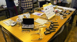 ルーペなど７５点の福祉機器が展示されている