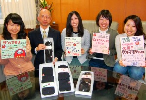 「ダルマもりソックス」を商品化した杉山ニット工業の杉山社長（左から２人目）と学生