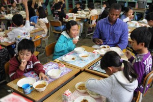 炊きたてのご飯を食べる子供たち