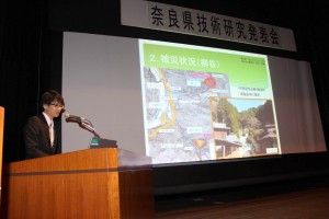 山間部に設けられた斜面監視システムについて説明する東谷和輝さん