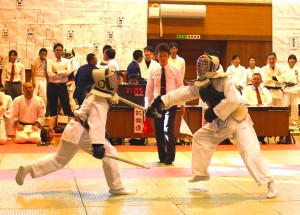 白熱した試合を繰り広げる警察官ら