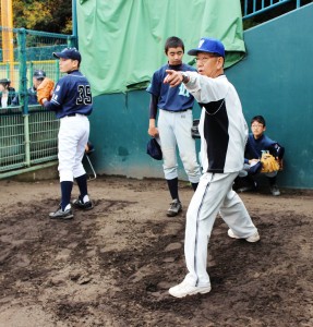 選手らに身振りを交えて指導する堀内恒夫さん