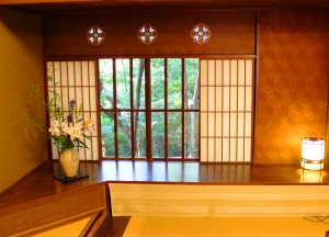 「姫百合」の書院は螺鈿の透かし欄間が洒落ている（上部）