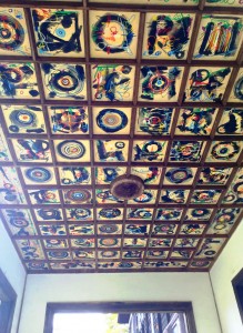 校舎の天井を活用して制作された作品