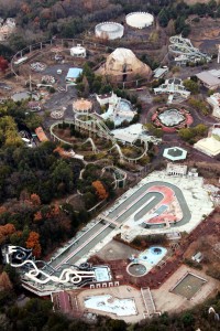 遊具が残されたままのドリームランド跡地。落札されたものの、どのように活用されるのか注目される(本社ヘリから)