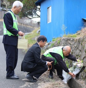 献花する市立富雄北小学校の田中恵治校長ら