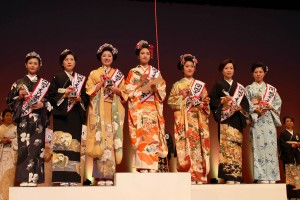 コンテストの入賞者たち。中央は「装いの女王」に選ばれた金井明日香さん