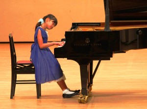 参加者たちが情感のこもった演奏を披露した