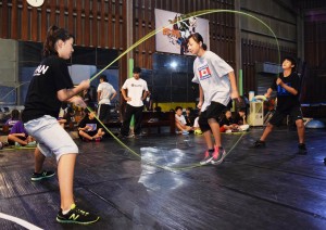 ダブルダッチの練習をする生徒ら