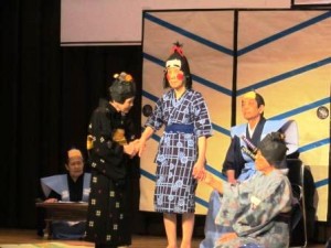 県内の養護老人ホームに〝出張公演〟し時代劇を披露した「愛園座」＝９月末