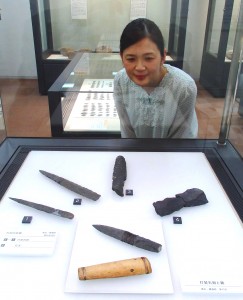 展示されている石剣と鞘（中央）