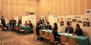 企業合同説明会には１７５人の求職者が来場した