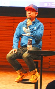 漫画の制作工程や仕事に込める思いを話す嶋田さん