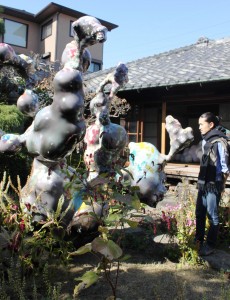 中村家住宅の庭に展示されている造形作品