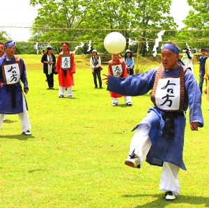 ５月に行われた万葉蹴鞠の競技で鞠を蹴る鞠子ら