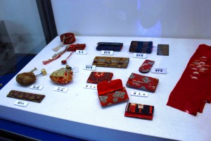 女性が身につけていた和装の小物なども展示されている