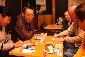 内覧会でコーヒーやシフォンケーキを楽しみながら、万年筆で試し書きをする来場者