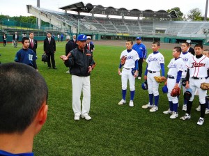 ウオーミングアップ前に注意事項を話す堀内さん