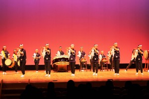 勇壮な和太鼓などの演奏を披露する生徒