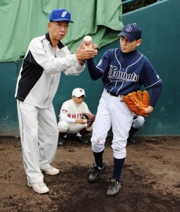 ボールを離すタイミングを指導する堀内さん