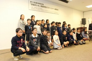 奈良の鹿愛護会によるシカの保護を啓発する「ポスターコンクール」の表彰式の入賞者ら