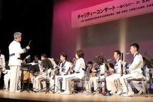 チャリティーコンサートで演奏を披露する県警音楽隊