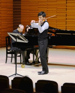 バイオリンとピアノの合奏を披露した出演者