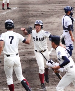 【滋賀学園｜大阪桐蔭】大阪桐蔭は無死一塁から、吉沢の二塁打で一走の永広（中央）が生還