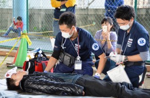 負傷者を診察し、治療の優先順位を決める参加チームの医師ら