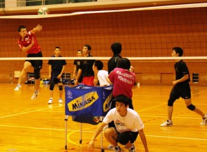 連係プレーの練習に取り組む添上