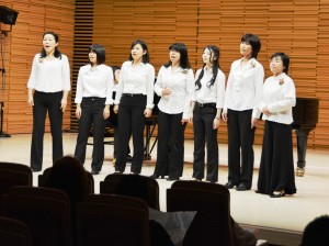 合唱で澄んだ歌声を会場に響かせた出演者