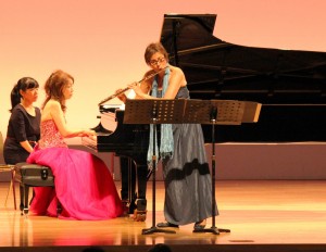 美しい音色を奏でる演奏者ら