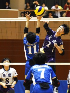 【天理－奈良文化】第３セット、スパイクを放つ天理の選手