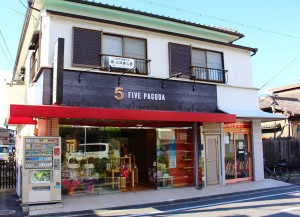 JR法隆寺駅北口前にオープンした「FIVE PAGODA いかるがアンテナショップ」