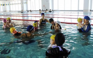 ベビースイミングを楽しむ親子