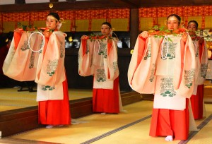 磯城の舞を奉納する巫女