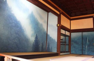 障壁画の「山雲」（左）