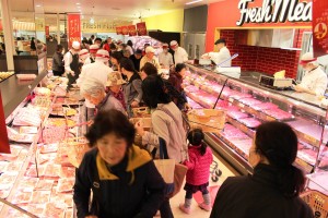 県内初出店のスーパー「マツゲン」。多くの客でにぎわう精肉売り場