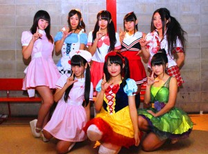 ハロウィンの衣装でライブに臨んだ「ルシャナ」のメンバー