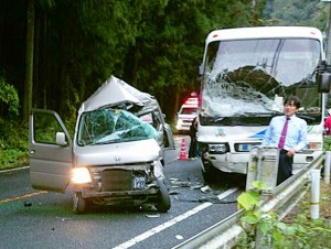 観光バスと軽乗用車が衝突した事故現場（近隣住民提供）