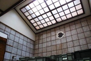 建物中央のホールには天窓があり、太陽光が柔らかく差し込む