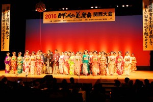 多くの参加者が華やかな着物姿を披露したきもの装いコンテスト