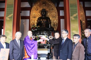 餅米を奉納する福島県喜多方市のＪＡ会津いいで旧姥堂農事組合長会の渡辺孝雄会長（中央右）